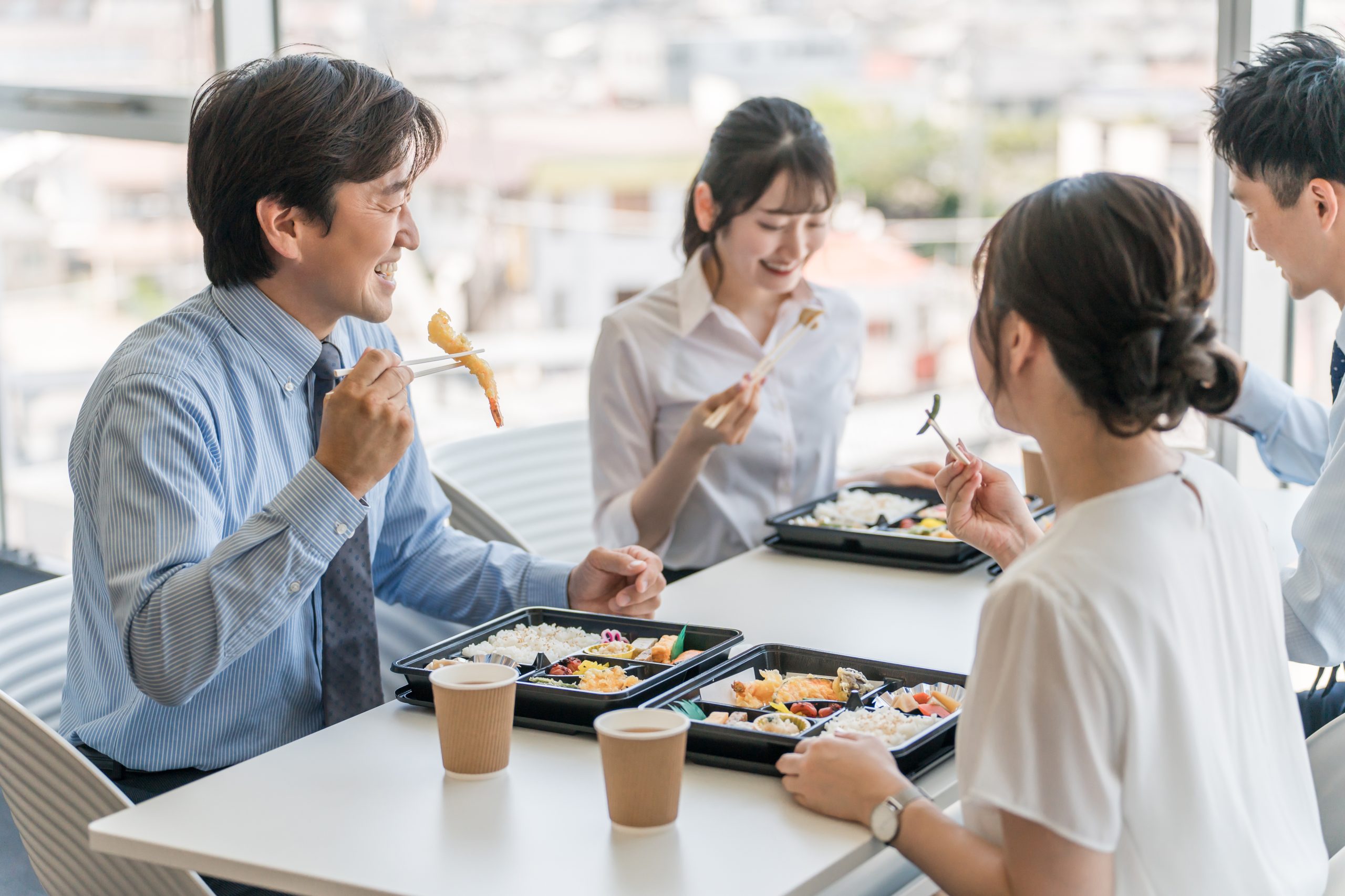 Vier Freunde essen in einem Japanischen Restaurant Vier Freunde essen in einem Japanischen Restaurant