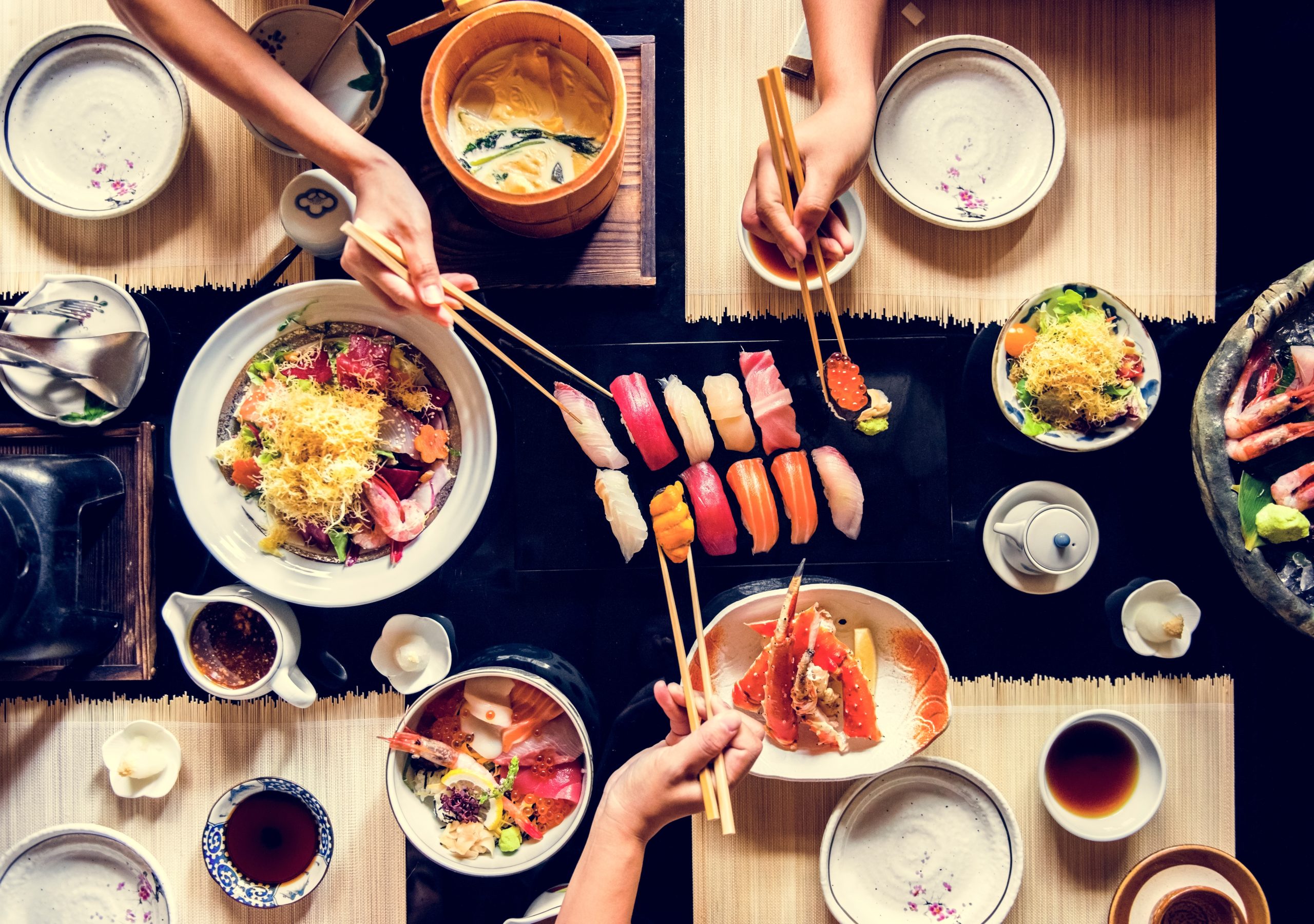 People eating Japanese food at restaurant Menschen essen frische Produkte in einem japanischen Restaurant