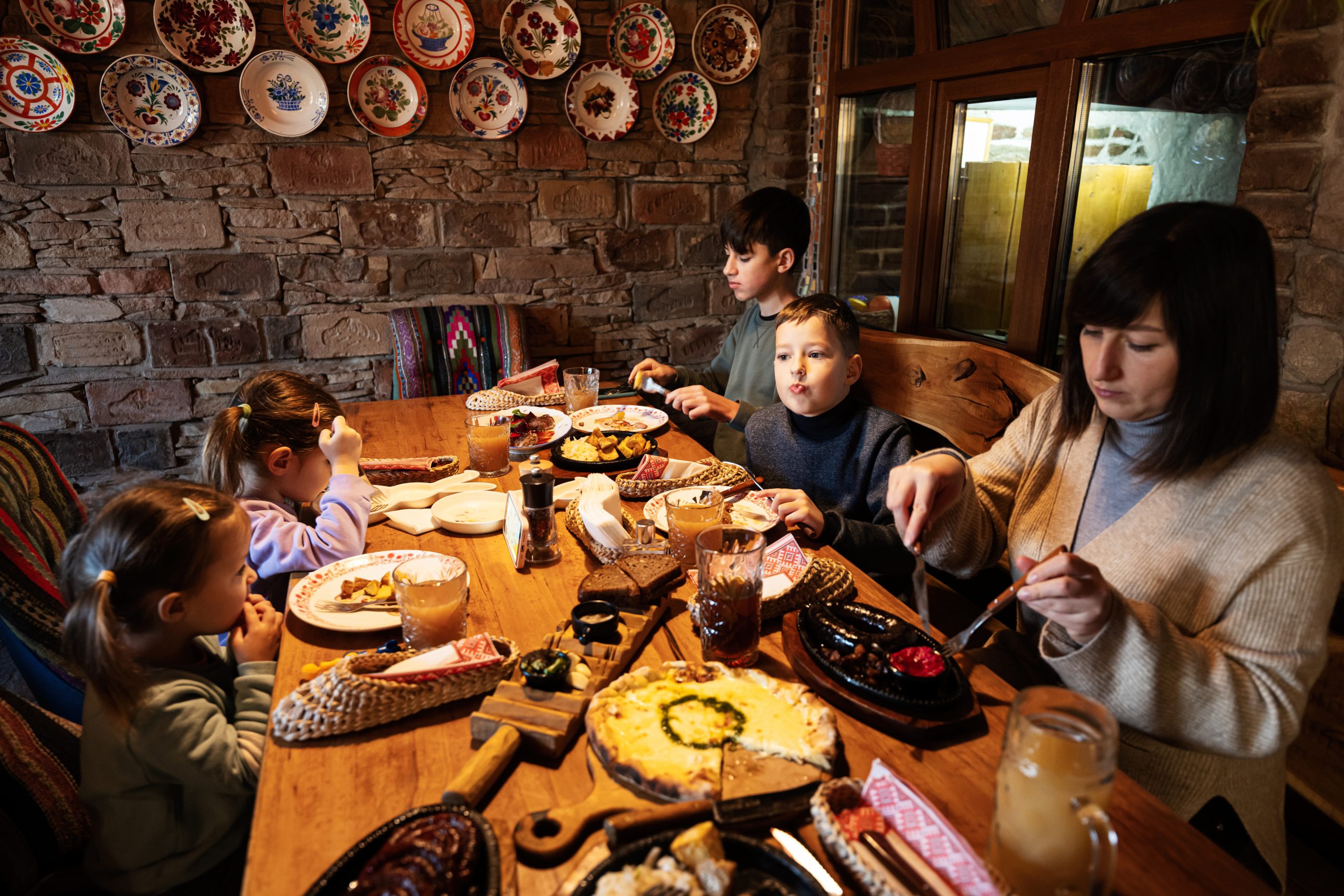 Family having a meal together in authentic ukrainian restaurant. Ukrainische Familie isst zu Abend in einem ukrainischen Restaurant
