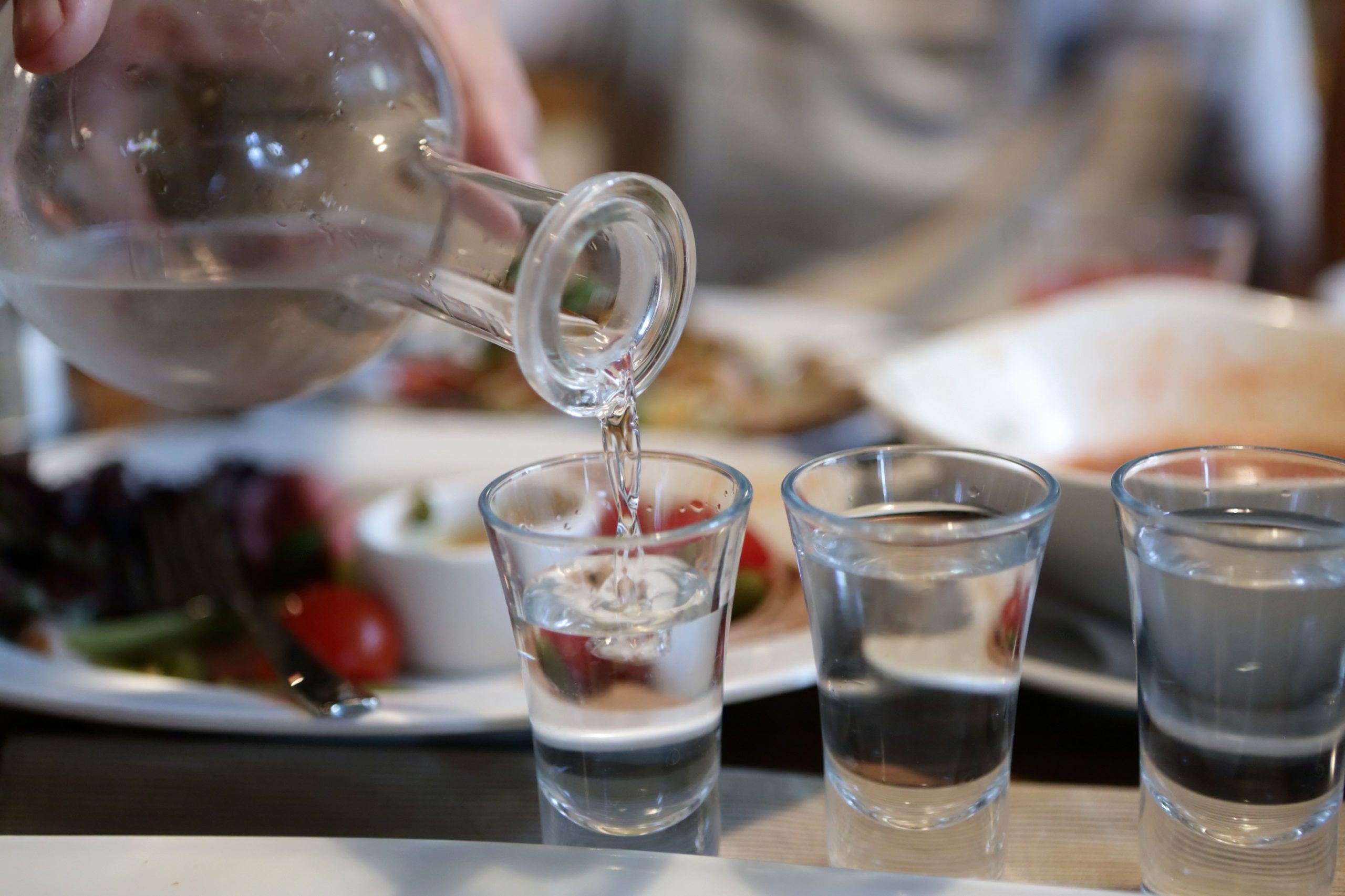 Person pouring vodka Typische Produkte aus der Ukraine für Restaurants bestellen