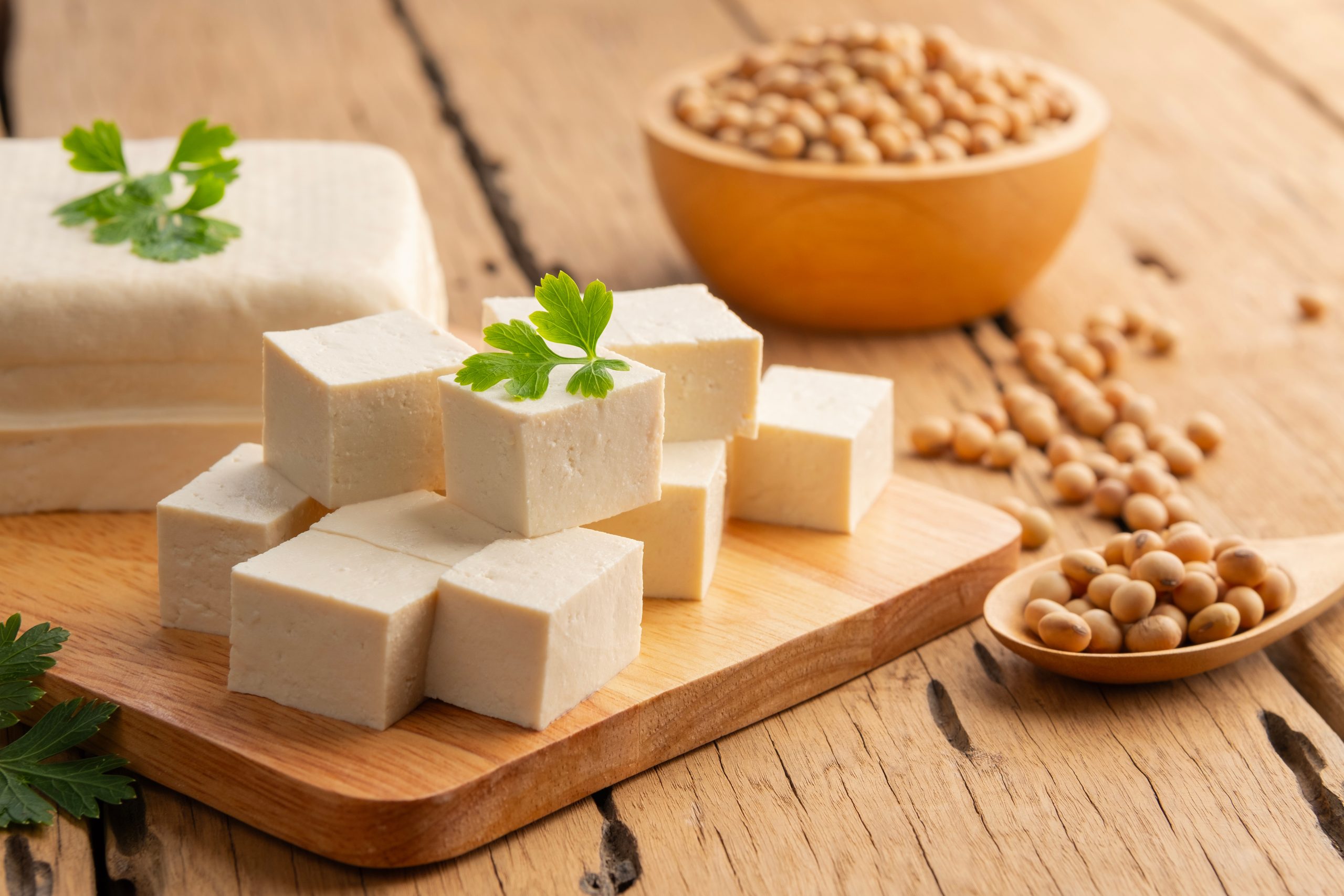 Sliced block tofu,Hard white Tofu soy bean curd on a wooden plate. Sortiment Chinesische Küche Tofu