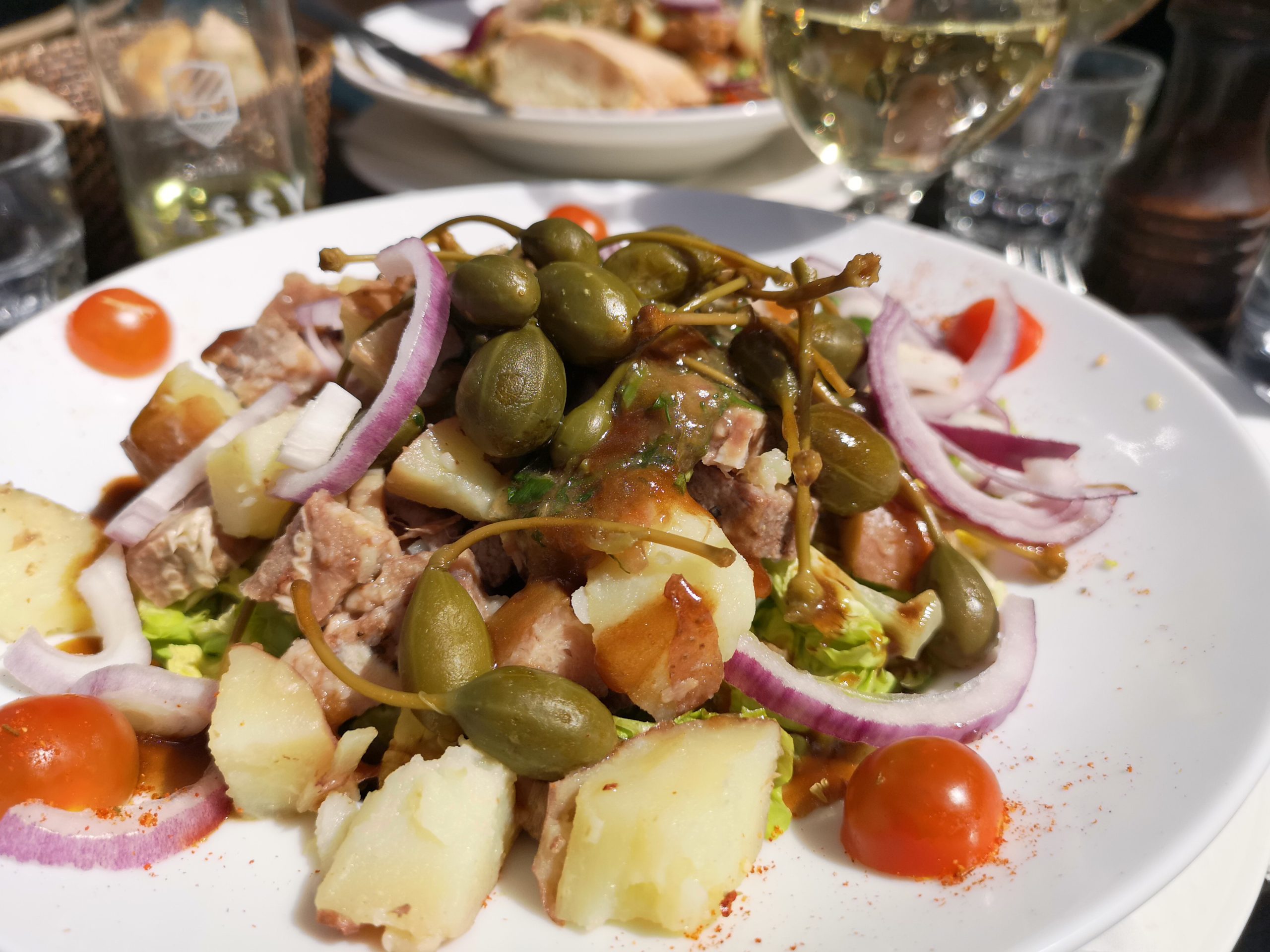 Sortiment frischer Produkte wie Salat für die französische Küche